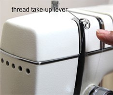 عکس اهرم بالابرنده نخ در چرخ خیاطی